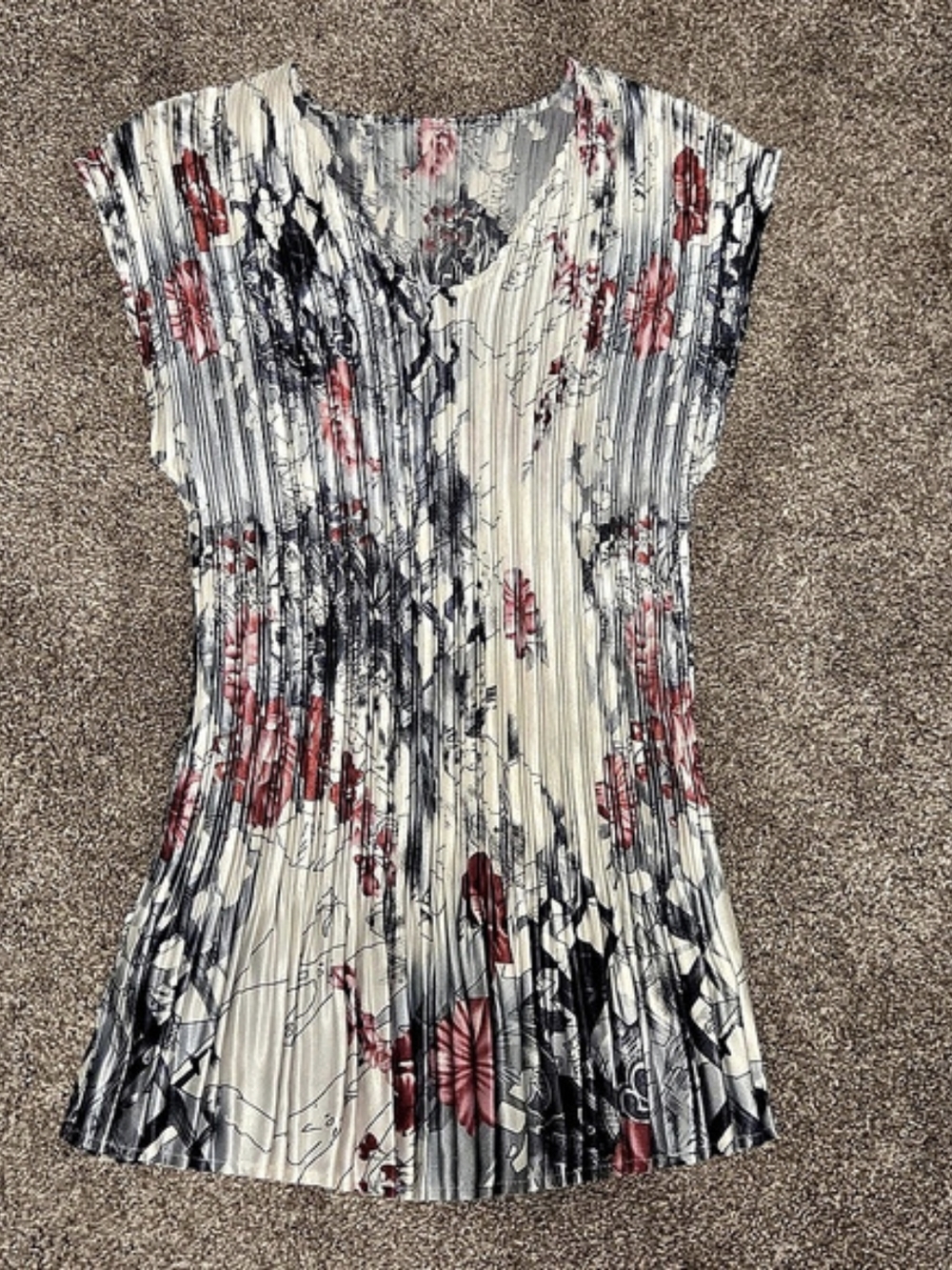 Pleated Abstract Short Sleeve Top in White & Red Like New